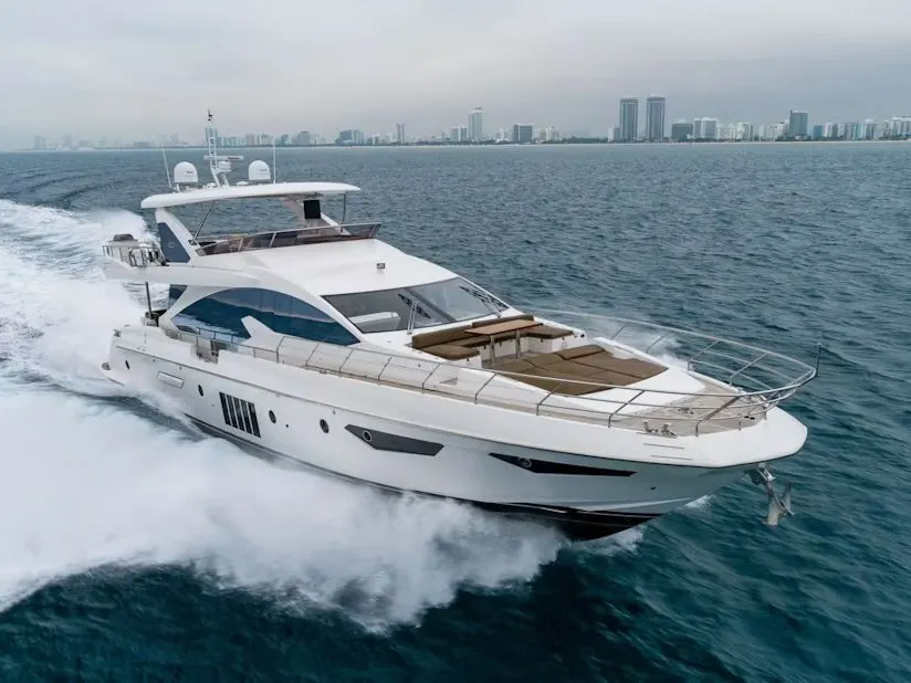Profile view of the Azimut 80 underway