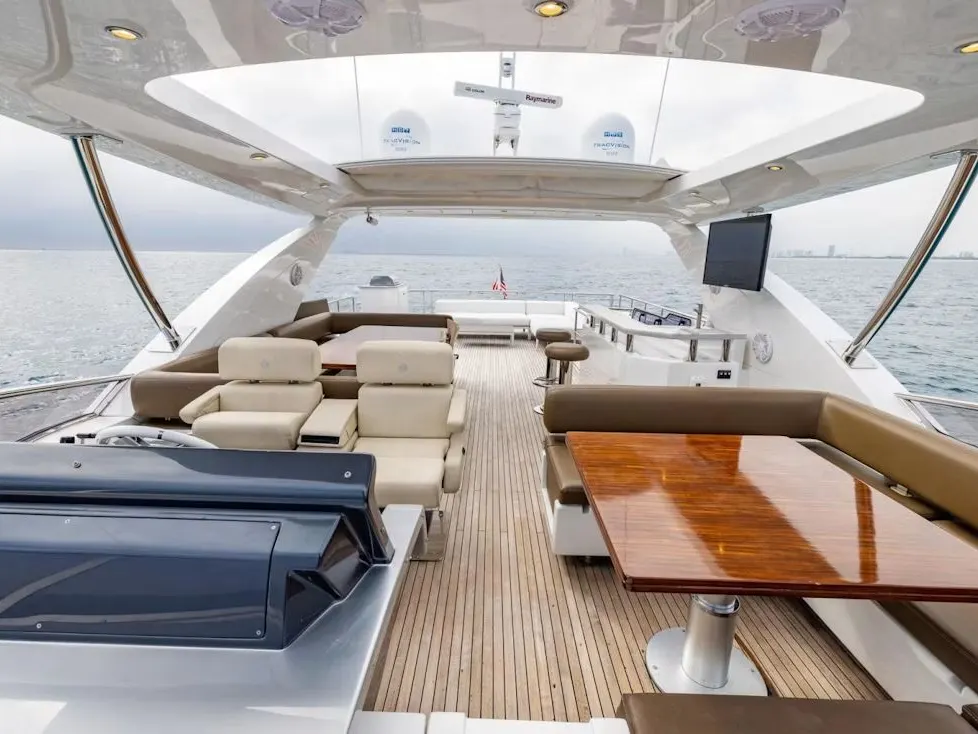 Flybridge with bar and lounge