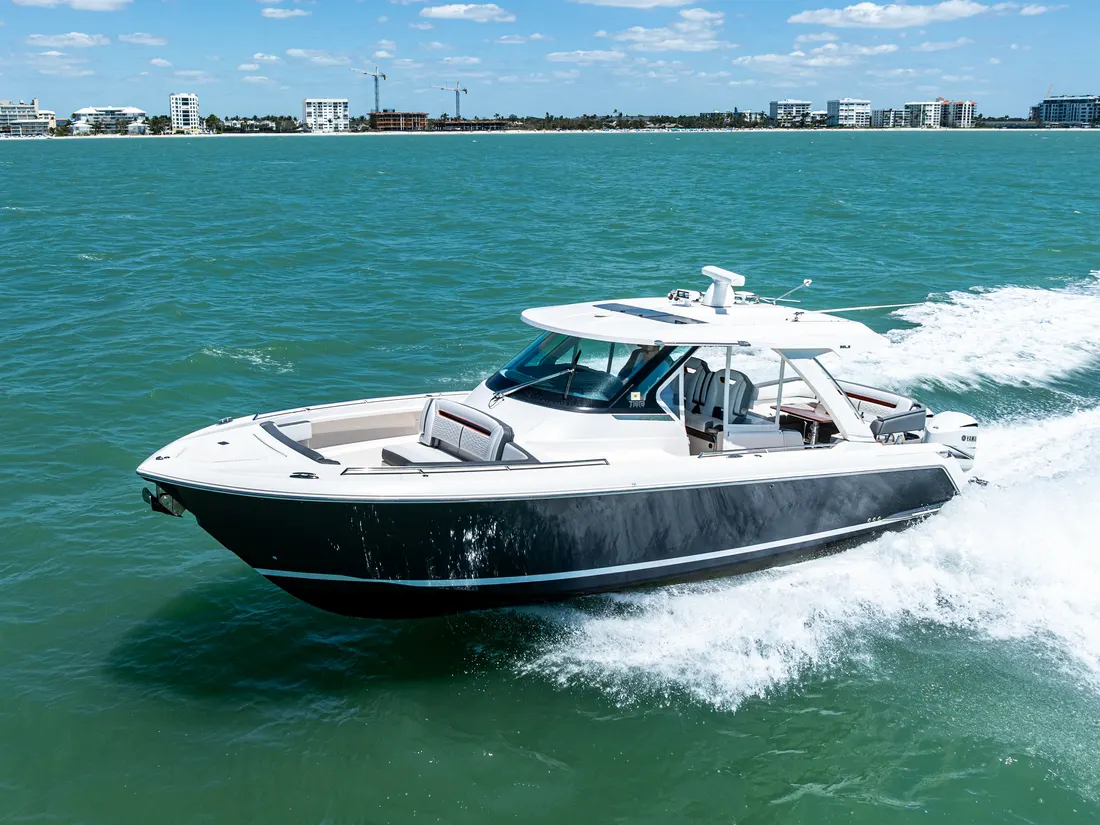 2018 Tiara 38 LS running off Naples