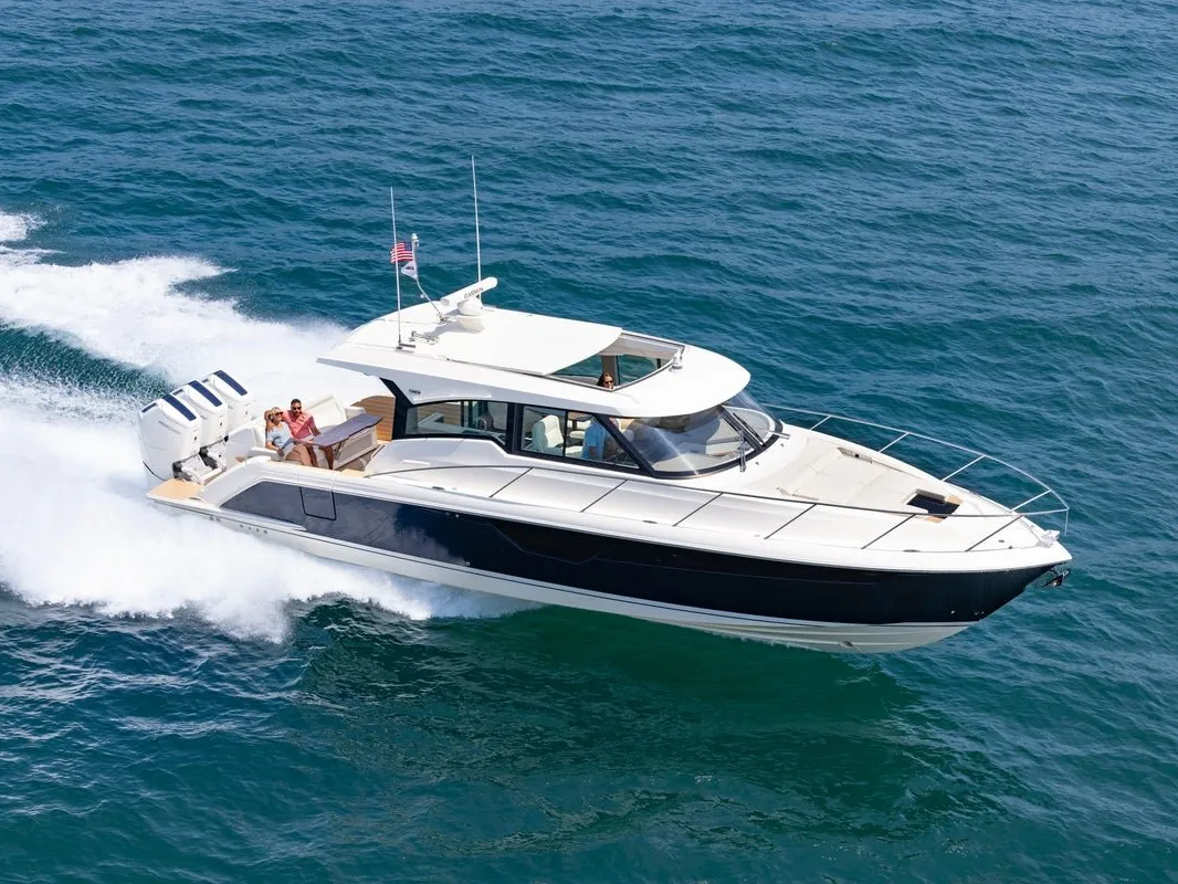 Tiara 48 LE running offshore (Tiara Yachts factory photo)